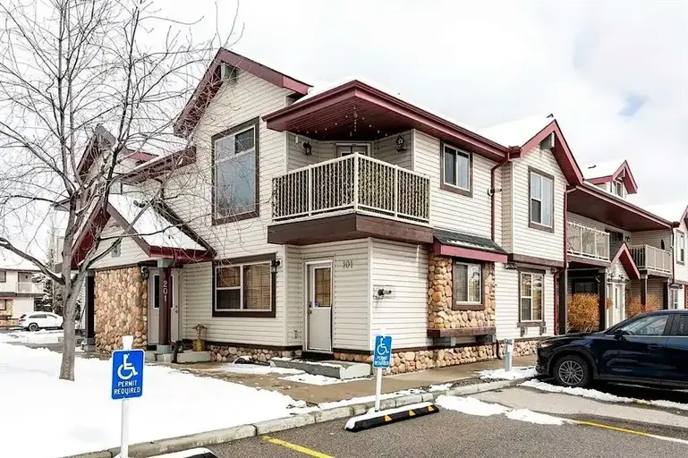 Spacious 1-Bedroom + Den Townhouse for Rent in 4 Everridge Square SW | 4 Everridge Square Southwest, Calgary | 2898098