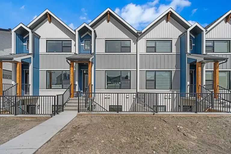 Luxurious 3 bedroom + den 2 storey home! | 566 Sage Hill Road Northwest, Calgary | 2898108