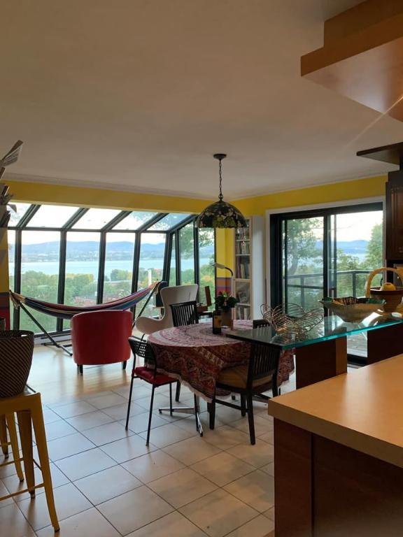Grand 5 1/2 ou 6 1/2 lumineux, maison triplex, animaux bienvenus | 2898378