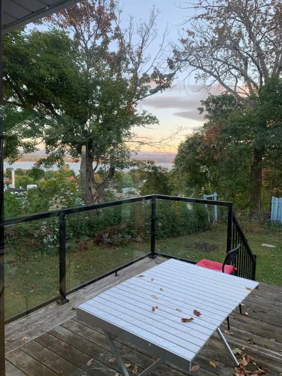Grand 5 1/2 ou 6 1/2 lumineux, maison triplex, animaux bienvenus | 2898378