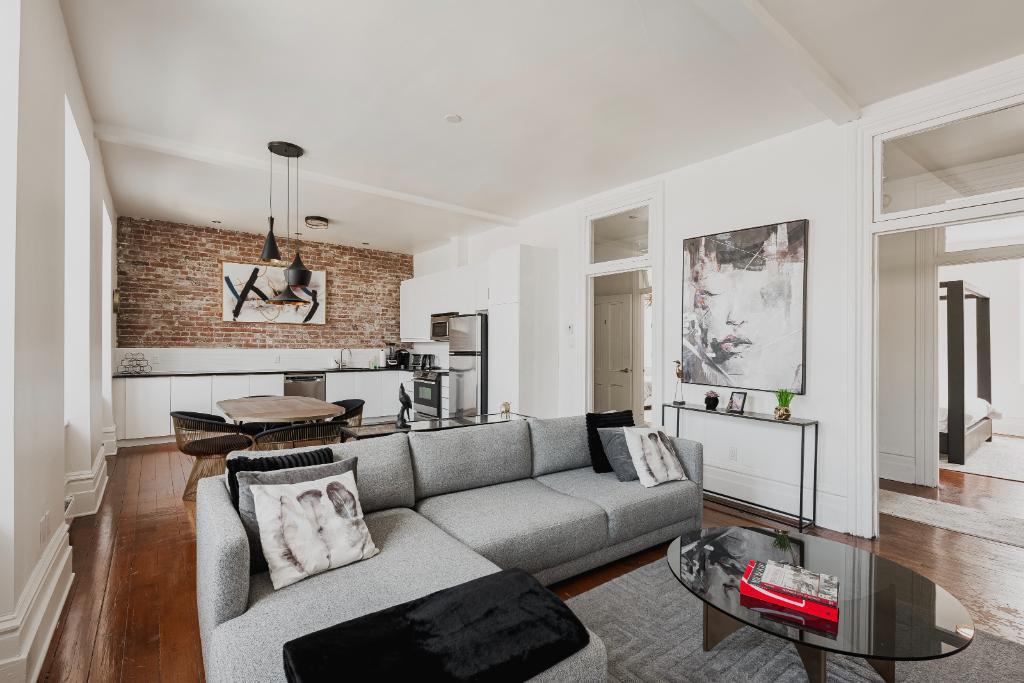 Stunning 2 bd apartment overlooking Bonsecours Market, Old Montreal | 2898392