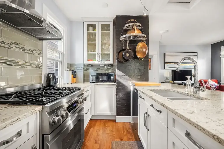 Newly renovated Gorgeous 2 BEDROOM + office | 1629 14 Avenue Southwest, Calgary | 2900407