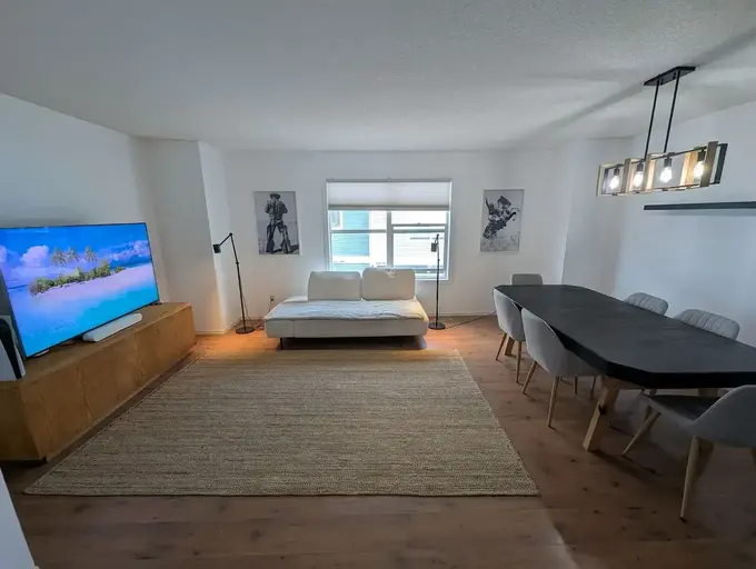 Modern (Light & Airy) - 3 Bedroom, 1.5 Bathroom, Dbl Garage. Close to Amenities | Calgary | 2900804