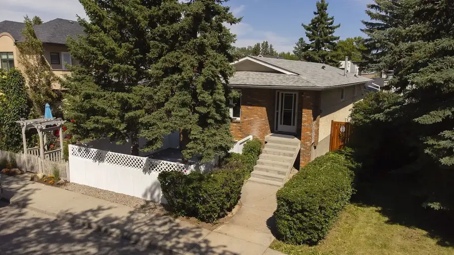 Bright, quiet 3 bedrooms/2 bathrooms main floor, fenced yard | Calgary | 2900827