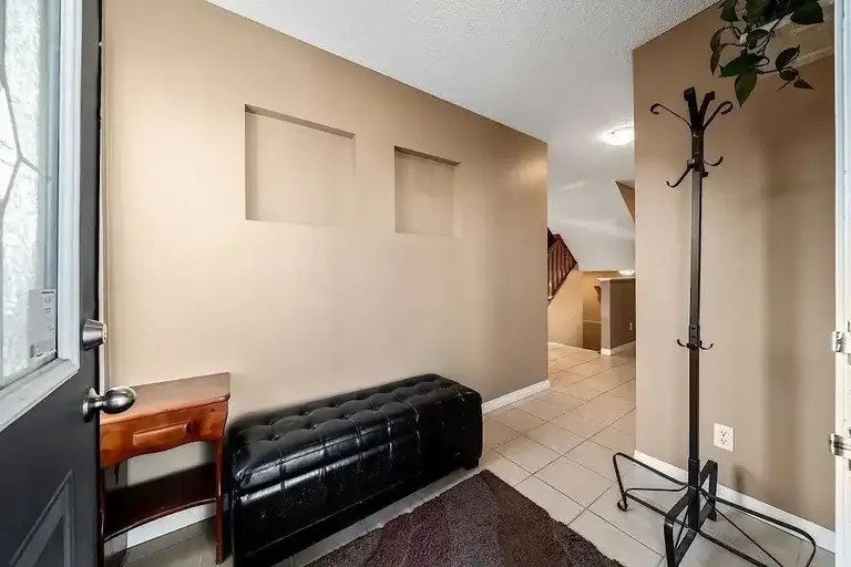 "Cozy & Modern 3-Bedroom Evergreen Home for Rent – Spacious Lot, Prime Location! | 209 Everridge Drive Southwest, Calgary | 2900841