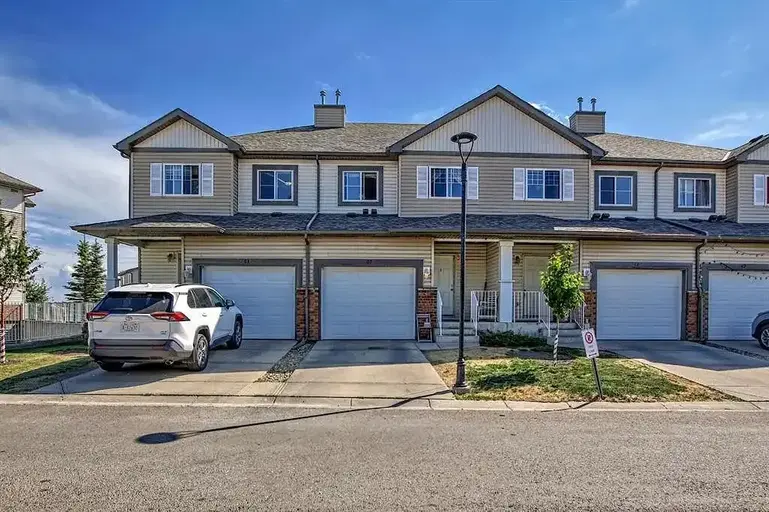 Cozy 3 bedrooms 3.5 bathrooms townhouse  Saddle Ridge | Calgary | 2908343