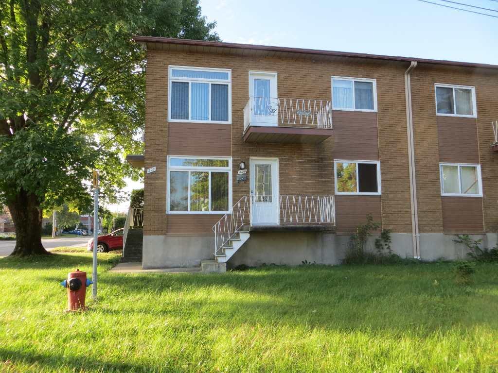 Logement à louer 6 1/2 sur 2 étages (Sous-sol et RDC). Propre et tranquille, près de tout (IGA, pharmacie, piste cyclable, arrêt d'autobus à proximit | 2903560