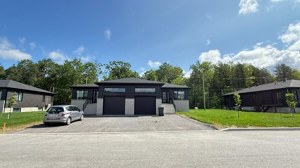 Jumelé 2025 avec grand garage 3 chambres, GRAND SÉJOUR AU SOUS-SOL, 2 THERMOPOMPES, ASPIRATEURS CENTRAL, ENQUÊTE DE CRÉDIT AUCUN CHIEN | 2903567
