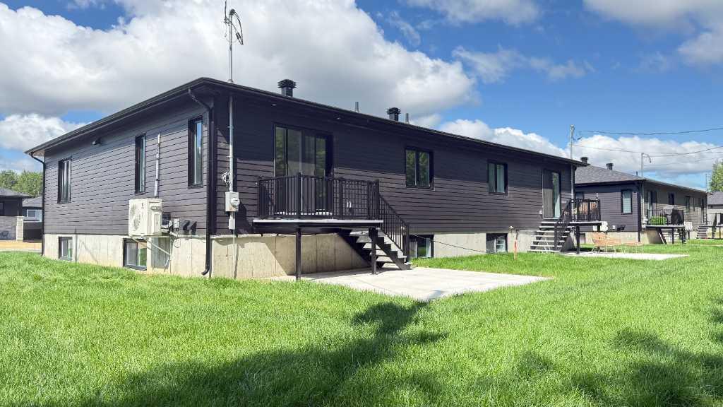 Jumelé 2025 avec grand garage 3 chambres, GRAND SÉJOUR AU SOUS-SOL, 2 THERMOPOMPES, ASPIRATEURS CENTRAL, ENQUÊTE DE CRÉDIT AUCUN CHIEN | 2903567