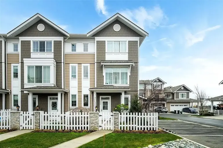 Gorgeous 3 Bdrm + Den Townhouse $3500 Sep 1 | Victoria | 2906284