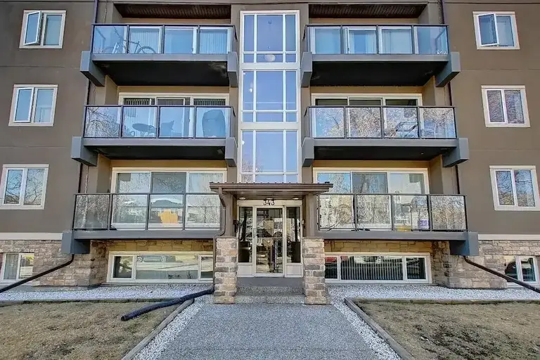 Quiet 1 Bed 1 Bath Top Floor Condo unit with Downtown views in Crescent Heights | 402 - 343 4 Avenue Northeast, Calgary | 2908380