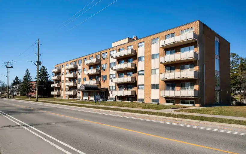 Franklin Manor Apartments - PARKING SPACE, WATER & HEAT INCLUDED, HYDRO EXTRA | 140 Franklin St N, Kitchener | 2912267