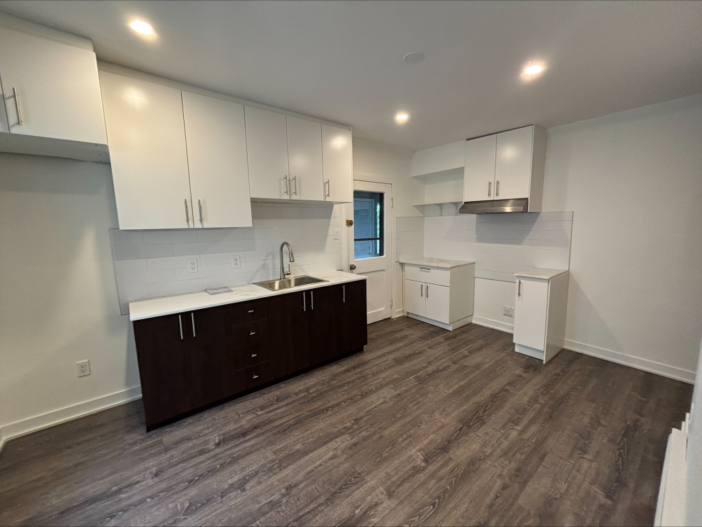 Longueuil - 3 1/2 Rénové Avec Parking | 2912367