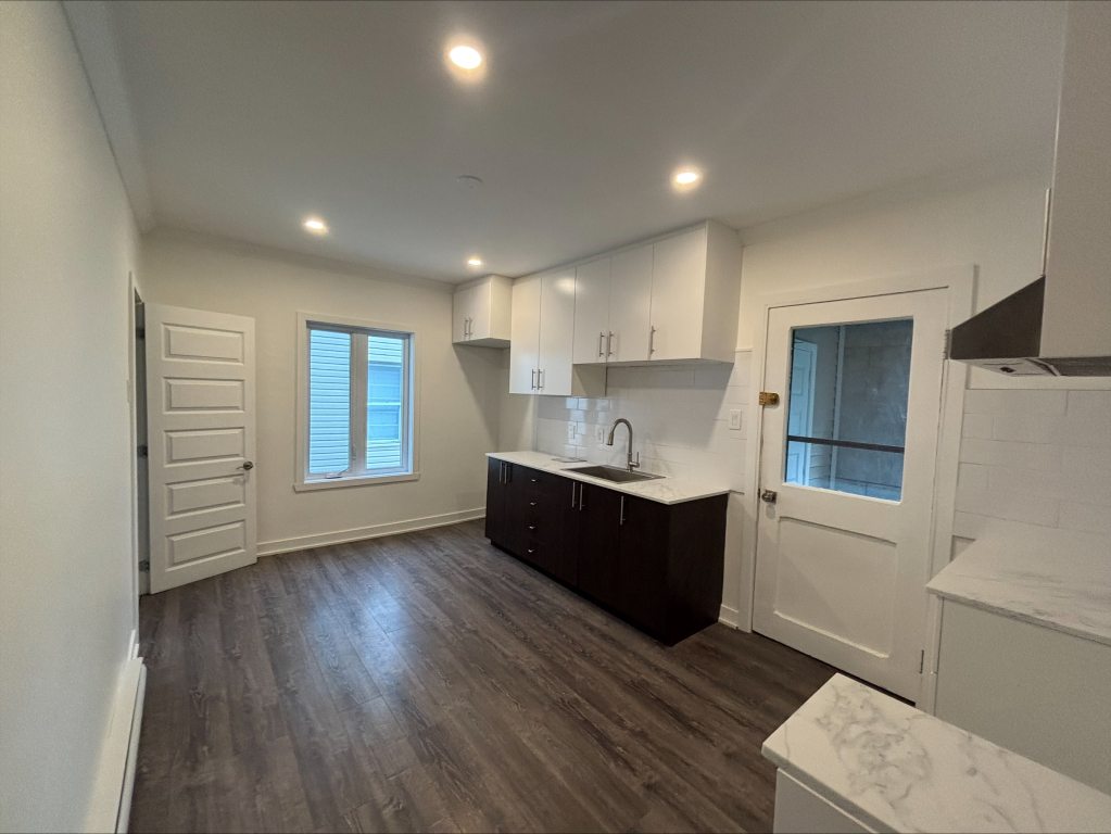 Longueuil - 3 1/2 Rénové Avec Parking | 2912367