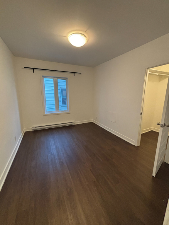 Longueuil - 3 1/2 Rénové Avec Parking | 2912367