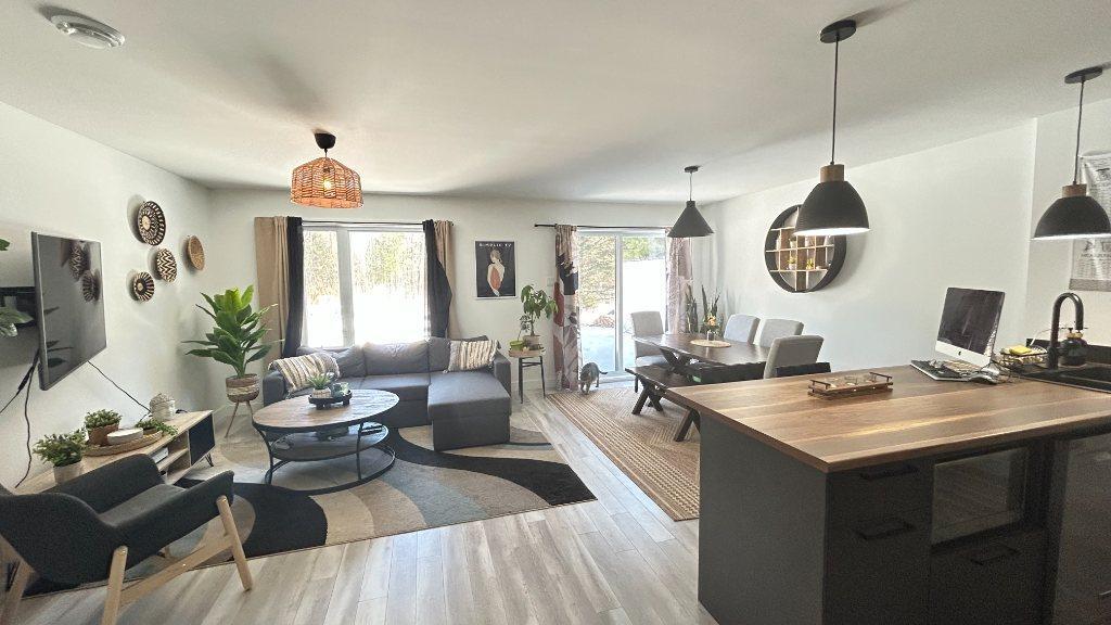 Maison de ville AVEC GARAGE INTÉGRÉ, COUR INTIME, PATIO Air climatisé, Balayeuse centrale, NON-FUMEUR ENQUÊTE CRÉDIT AUCUN CHIEN | 2912893
