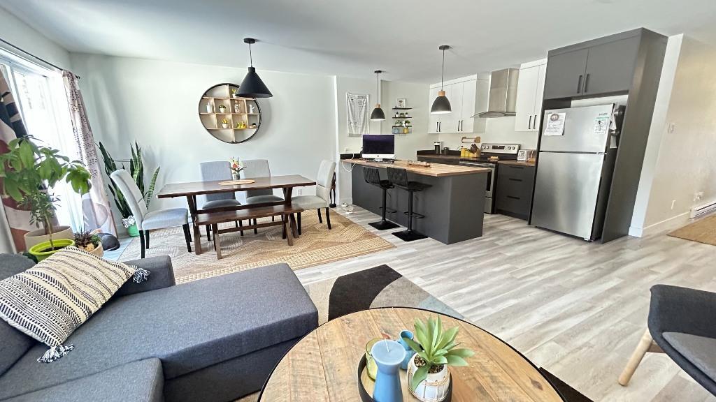 Maison de ville AVEC GARAGE INTÉGRÉ, COUR INTIME, PATIO Air climatisé, Balayeuse centrale, NON-FUMEUR ENQUÊTE CRÉDIT AUCUN CHIEN | 2912893
