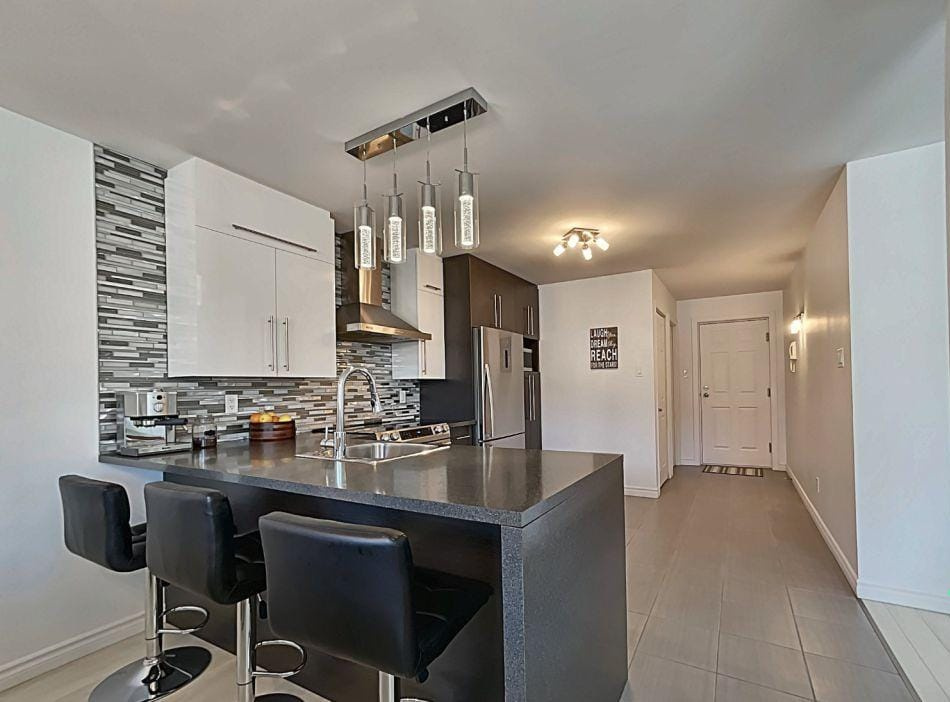 TRÈS BEAU CONDO À LOUER- BIEN SITUÉ | 2912914