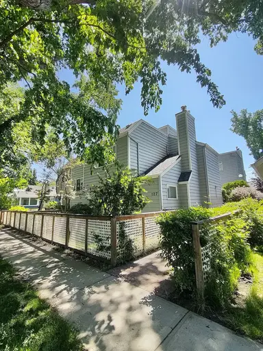 Comfortable and Convenient 2 Bedroom Townhouse in Vibrant Crescent Heights | 4 - 127 11 Avenue Northeast, Calgary | 2913205