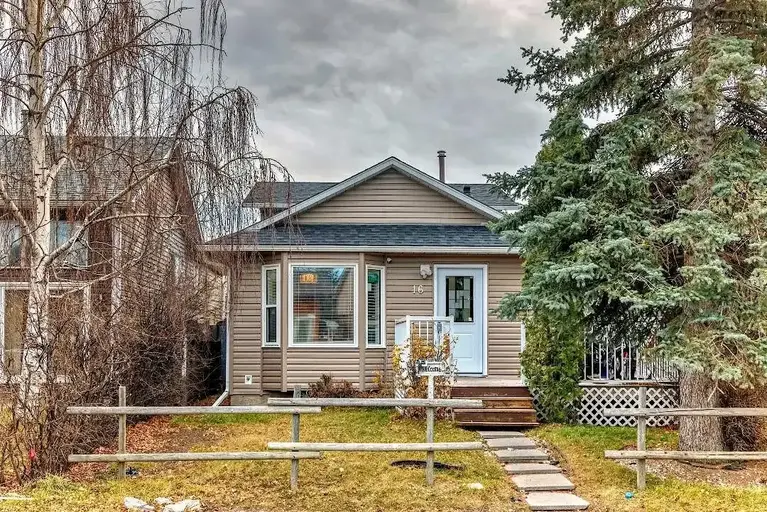 Peaceful 3 bedroom home | Calgary | 2923155