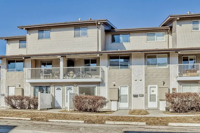 Charming 2-Bed Bungalow-Style Townhouse | Pet-Friendly | Bright & Spacious | 1113 - 200 Brookpark Drive Southwest, Calgary | 2913243