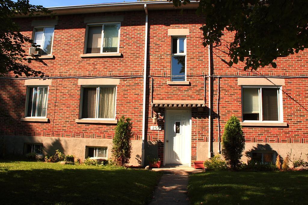GRAND 5 1/2 RÉNOVE, PRES BORD DE L'EAU, JARDIN, SOUS-SOL ET 1 PARKING INCLUS | 2913251