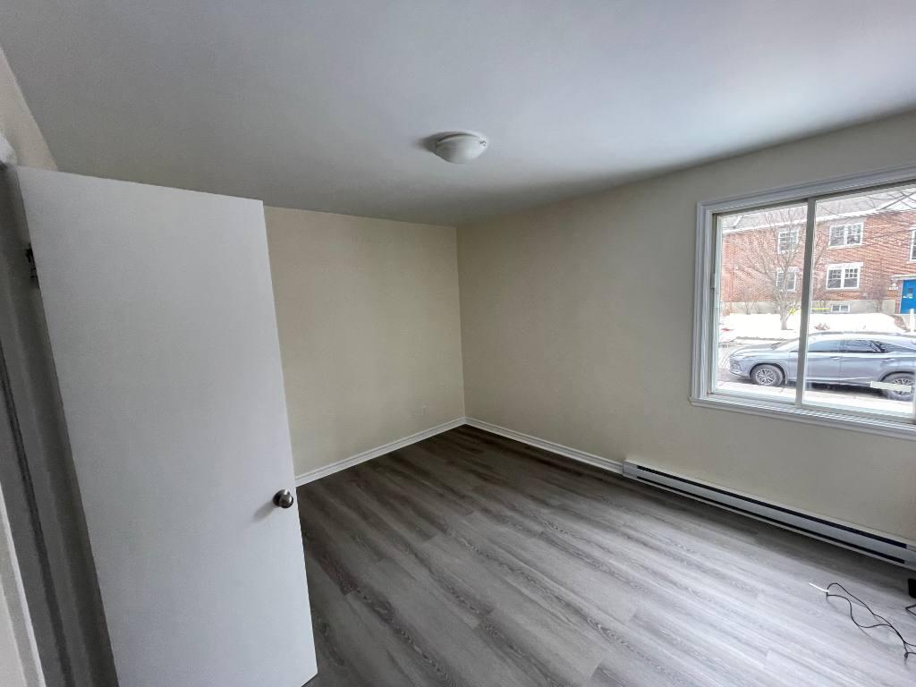 GRAND 5 1/2 RÉNOVE, PRES BORD DE L'EAU, JARDIN, SOUS-SOL ET 1 PARKING INCLUS | 2913251