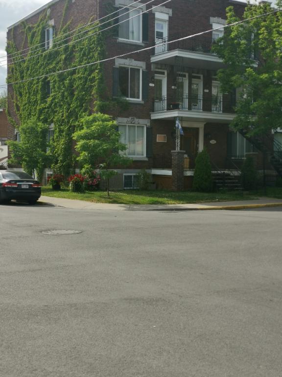 VERDUN Joli Logement NON-FUMEUR 4 1/2 + VÉRANDA | 2913258