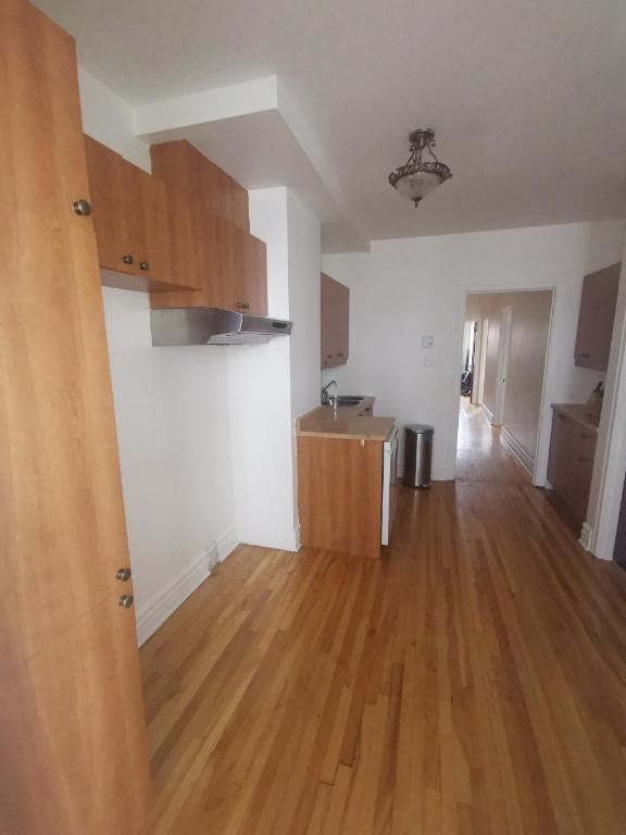 VERDUN Joli Logement NON-FUMEUR 4 1/2 + VÉRANDA | 2913258