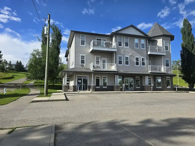 Top-Floor 2 Bed/2 Bath + 2 Parking & Huge Storage - $1,975 Okotoks | 307 - 144 Crescent Road West, Okotoks | 2917234