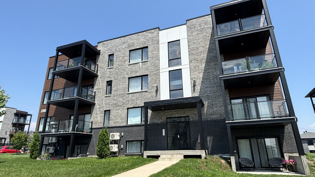 BEAU 4 ½ – CARRÉ BELVÉDÈRE- ASCENSEUR | 2916860