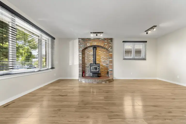 Bright, quiet 3 bedrooms/2 bathrooms main floor, fenced yard | Calgary | 2917698