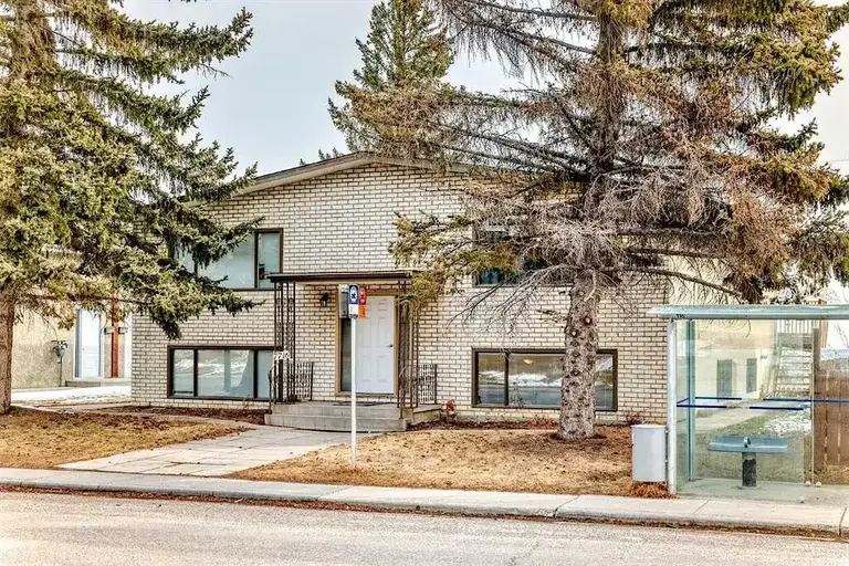 Just Fully Renovated Bright & Spacious 2-Bedroom unit | 7716 Hunterview Drive Northwest, Calgary | 2917707