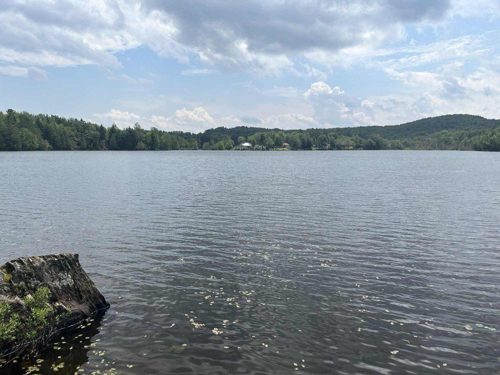 Terrain en bord de lac à vendre – 155 pieds linéaires donnant sur le lac Saint-Charles | 2918005