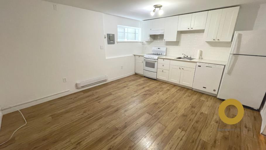 Cozy 1 Bed 1 Bath next to White Rock Pier!! All utilities included!!! | 15349 Victoria Avenue, White Rock | 2922682