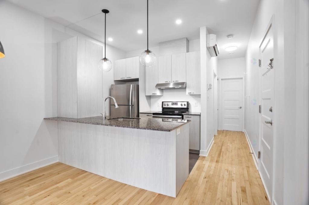 Condo lumineux de 600 pieds carrés à St-Henri! | 2923190