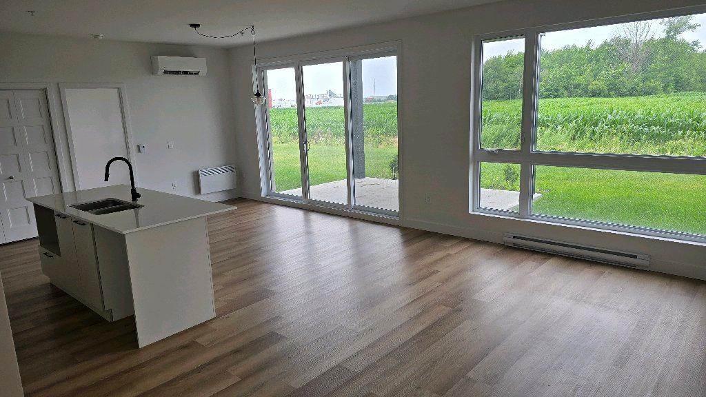 Grand logement neuf avec beaucoup d'inclusions | 2923197
