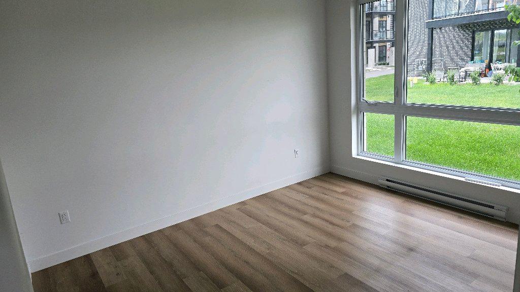 Grand logement neuf avec beaucoup d'inclusions | 2923197
