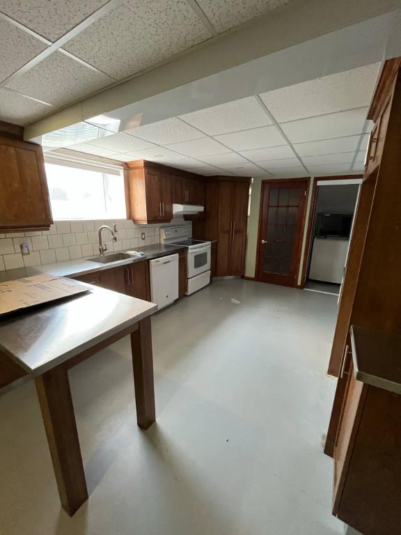 Logement à louer, grand 4 et demi dans une maison au sous-sol. Entrée indépendante, chauffé et éclairé. | 2924786