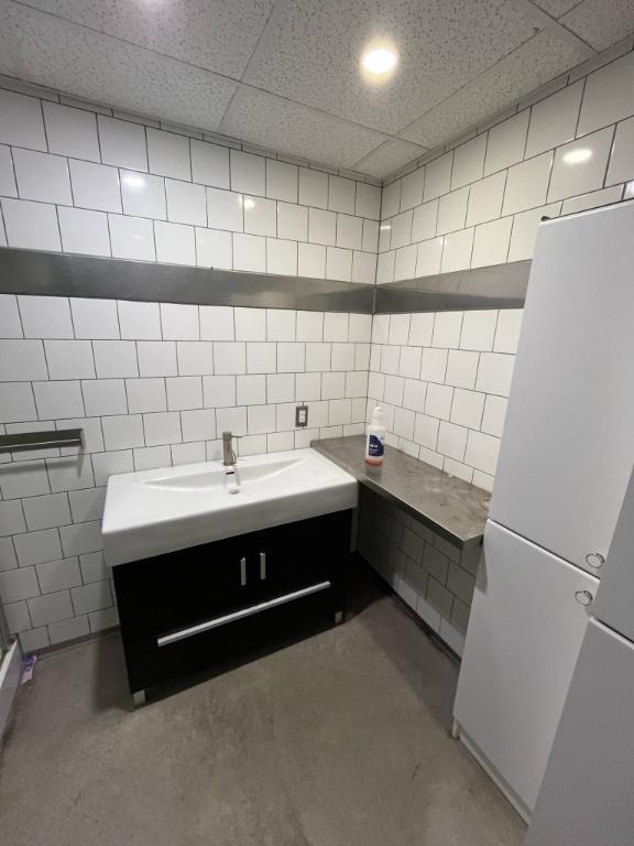 Logement à louer, grand 4 et demi dans une maison au sous-sol. Entrée indépendante, chauffé et éclairé. | 2924786