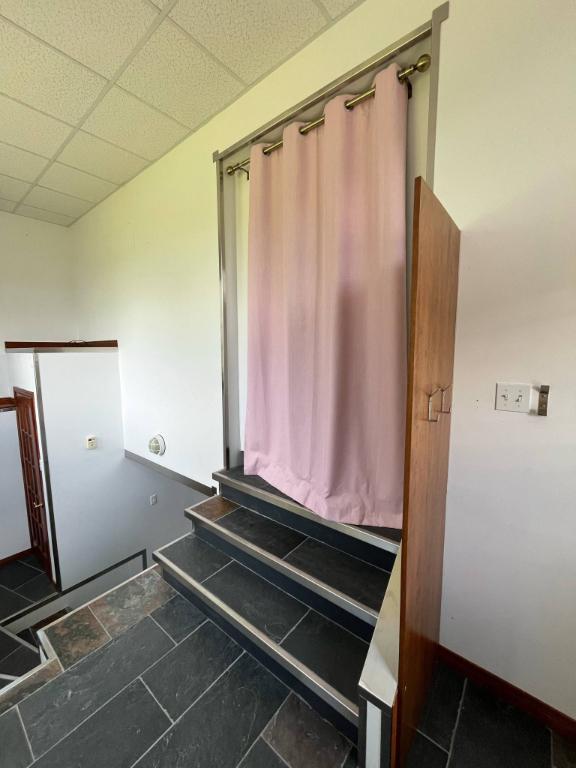 Logement à louer, grand 4 et demi dans une maison au sous-sol. Entrée indépendante, chauffé et éclairé. | 2924786
