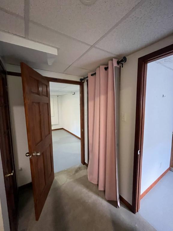 Logement à louer, grand 4 et demi dans une maison au sous-sol. Entrée indépendante, chauffé et éclairé. | 2924786