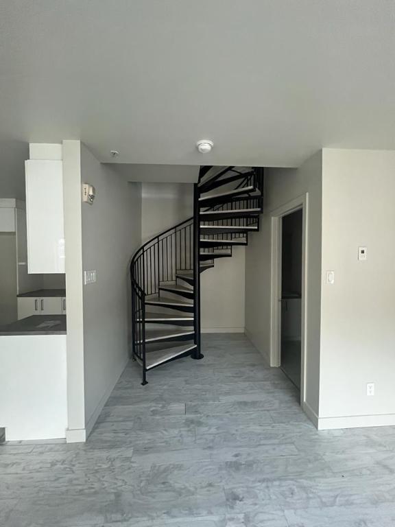 5 1/2 sur deux étages, 1300pi2. Parfait pour une famille. | 3024776