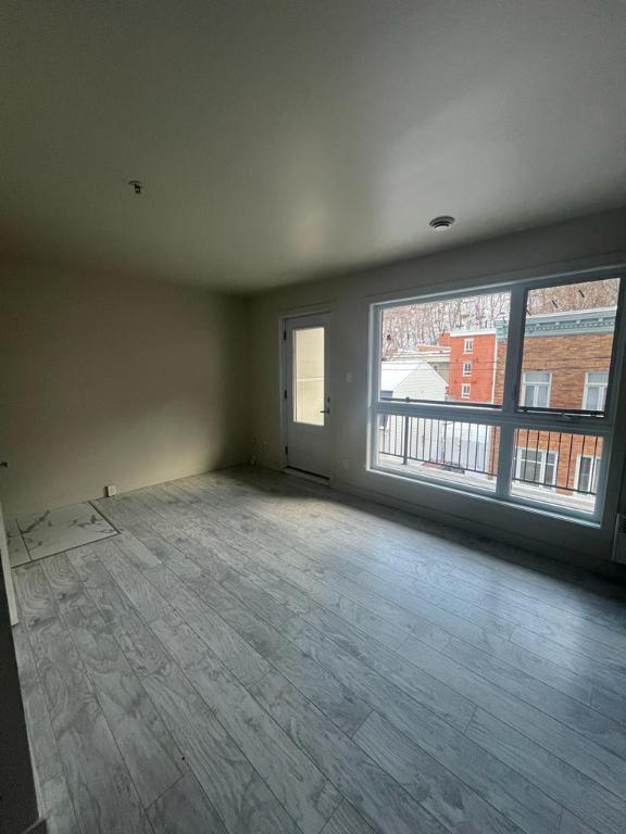 5 1/2 sur deux étages, 1300pi2. Parfait pour une famille. | 3024776