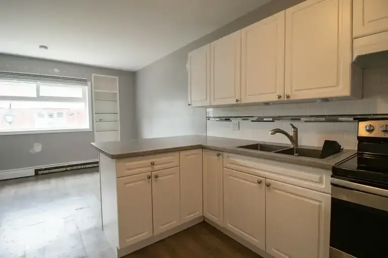 1 Ormond Street North - 11 | 1 Ormond Street North -, Thorold | 2925957