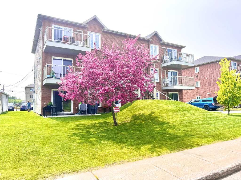 SUPERBE appartement style CONDO récent, grand 4 1/2 (1005 p.c.), dans un environnement paisible et très recherché, à seulement 9 ms de Québec. | 2927401