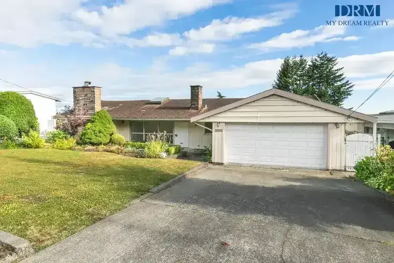 D220 - Bright and Spacious 2 Bed 2 Bath Main House in Burnaby | 4342 Southwood Street, Burnaby | 2927663
