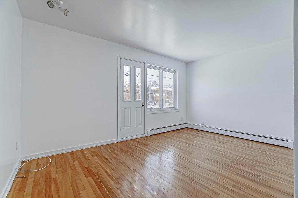 Lumineux 4 1/2 haut de triplex à une rue du boulevard Gouin Est | 2929096