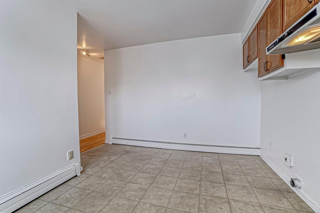 Lumineux 4 1/2 haut de triplex à une rue du boulevard Gouin Est | 2929096