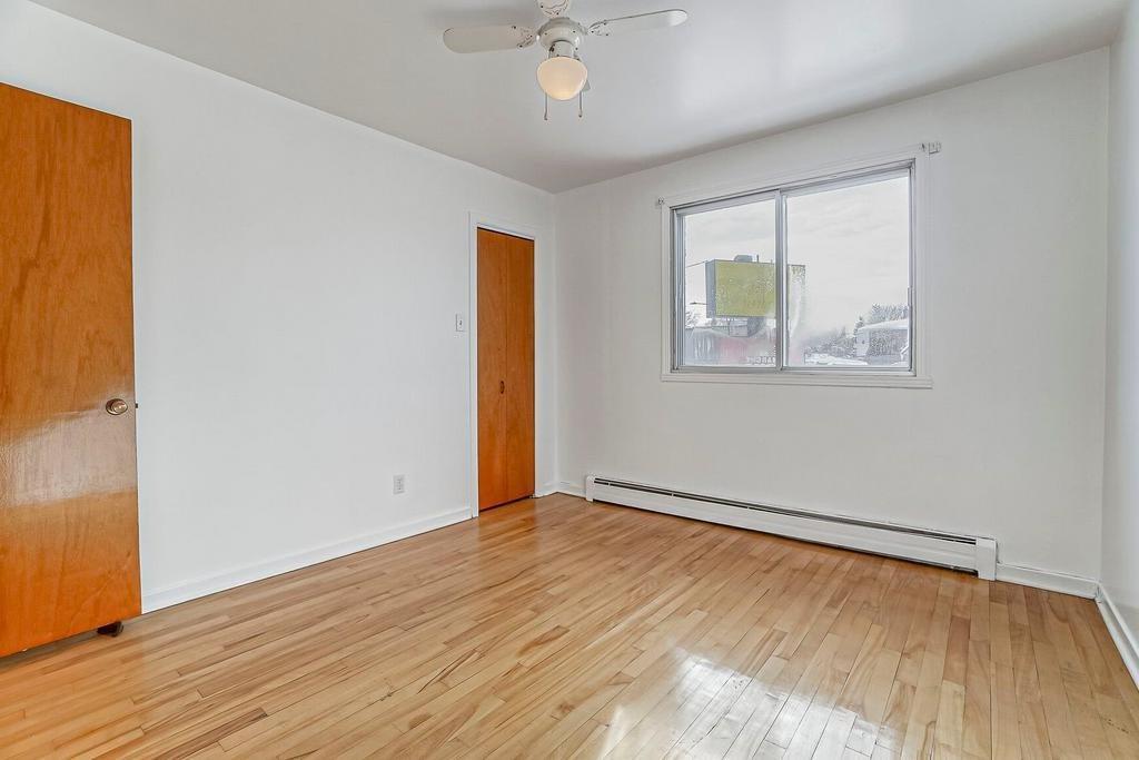 Lumineux 4 1/2 haut de triplex à une rue du boulevard Gouin Est | 2929096